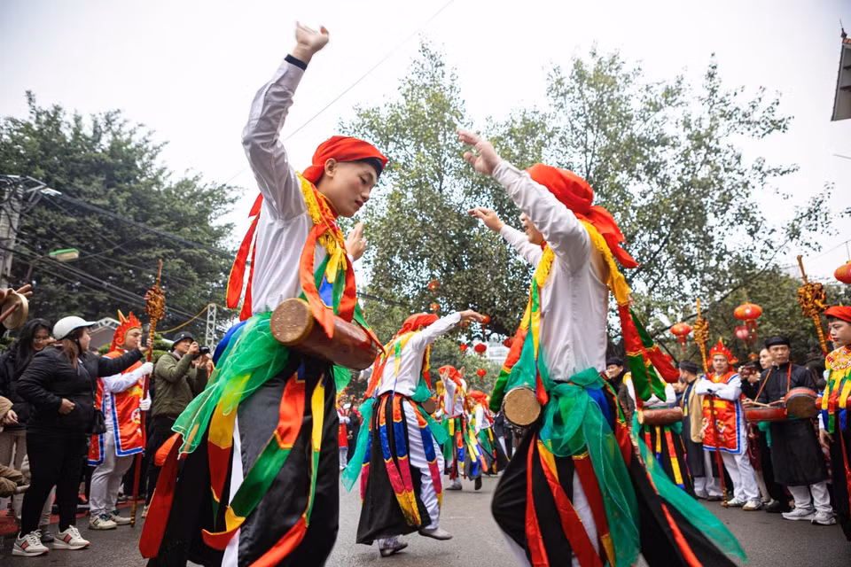 Outre la procession du roi, le point culminant de la fête du village de Trieu Khuc est la danse "Con đĩ đánh bồng" - une danse ancienne exécutée par des hommes du village habillés en filles avec des joues roses, des lèvres rouges, des foulards en bec de corbeau, des jupes en soie noire à rayures colorées, dansant et battant des tambours.