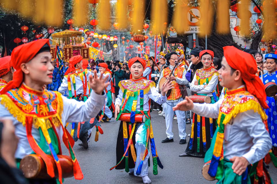 Les hommes portent des costumes traditionnels féminins, notamment des jupes en soie noire à rayures colorées et des foulards en bec de corbeau. Ils se maquillent également avec des joues roses et des lèvres rouges.