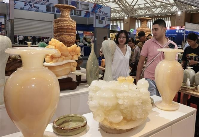 Des visiteurs découvrent le pavillon des pierres précieuses lors de la foire. Photo: Trân Viêt/VNA