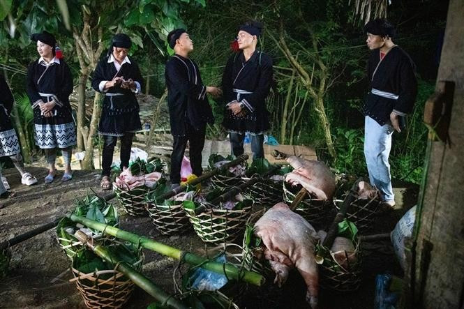 La famille du marié offre des présents comprenant du porc, des gâteaux, de l’alcool, du poulet et du sel à celle de la mariée le soir, juste après la cérémonie de mariage. Photo: Trong Dat/VNA