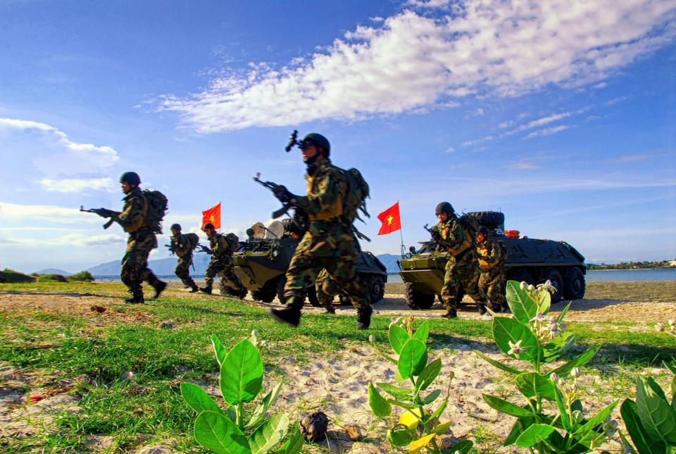 Les officiers et soldats du Commandement de la Région navale 4 lors d'un exercice de défense.