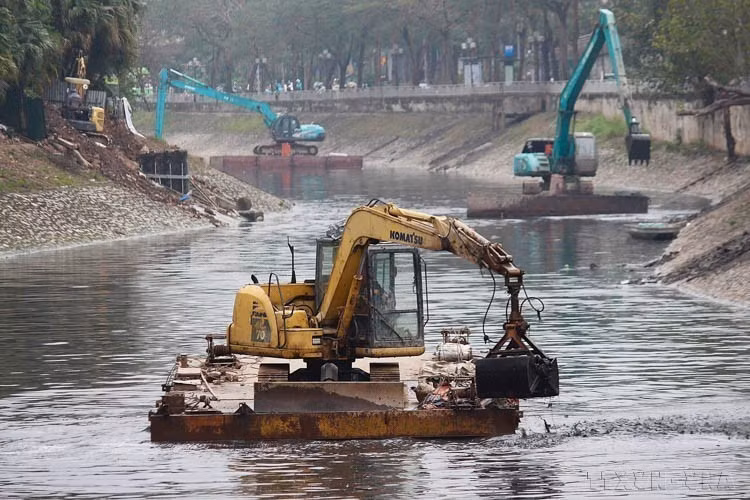 L'EURL de drainage de Hanoï a mis en place 7 excavatrices pour draguer en continu les boues de la rivière Tô Lich. Photo : Mai Hien/VNA