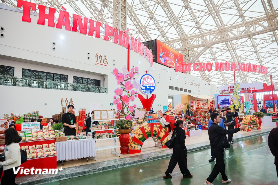 L’espace présente la vision d’une ville intelligente et durable, tout en proposant des activités immersives autour des festivités typiques du Têt dans le Sud. Photo : Hoài Nam/Vietnam+
