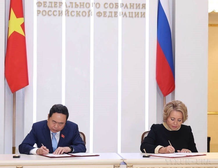 Le président de l'Assemblée nationale, Trân Thanh Mân, et la présidente du Conseil de la Fédération de l'Assemblée fédérale de la Fédération de Russie, Valentina Ivanovna Matvienko, signent un accord de coopération entre les deux parties à Moscou, le 9 septembre 2024. Photo : VNA