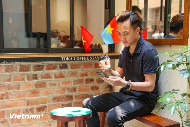 Tuân Viêt, un jeune de My Dinh (Hanoï), confie son émotion et sa fierté en découvrant ces cafés décorés de drapeaux rouges à l'étoile d'or, alors que l'atmosphère festive du mois d’avril historique se répand à travers tout le pays.