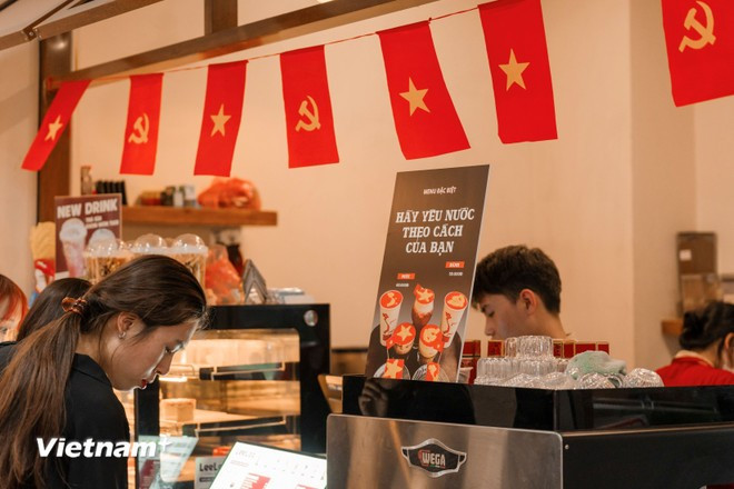 De nombreux cafés à Hanoï se parent des drapeaux du Parti, du pays et du Front national de Libération du Sud Vietnam, créant des espaces vibrants de couleurs patriotiques.