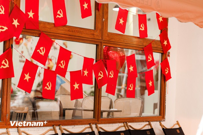 L'espace du café est également éclatant des couleurs rouge et jaune des drapeaux.