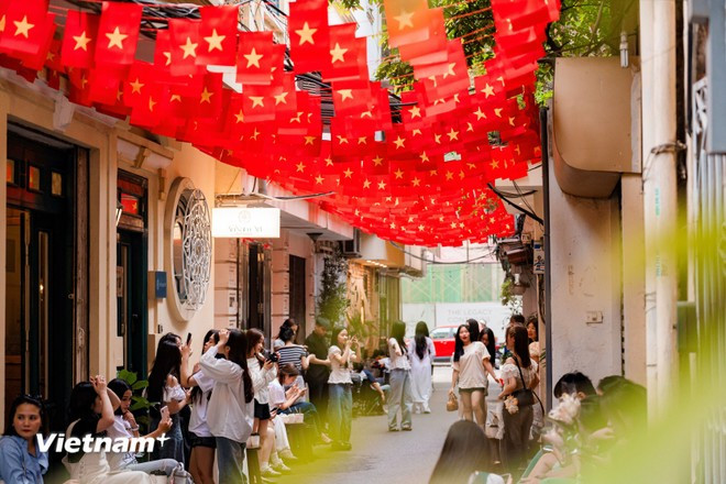 Les ruelles ornées de drapeaux sont également des lieux de rencontre idéaux pour les jeunes.