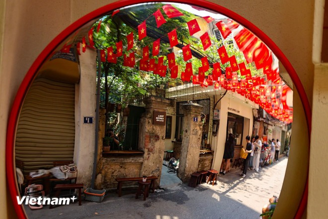 Pavoisée de drapeaux, une ruelle de l'arrondissement de Hoàn Kiêm est toujours animée par des jeunes venus immortaliser les moments du 50e anniversaire de la Libération du Sud.