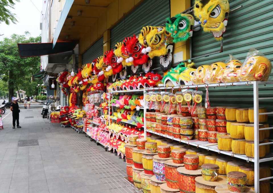 À l’approche de la Fête de la Mi-Automne, les têtes de lion et divers produits associés sont exposés à la vente le long de la rue Trân Hung Dao, dans le quartier de Phu Xuân à Huê, attirant de nombreux clients. Photo: Nguyên Ly/VNA