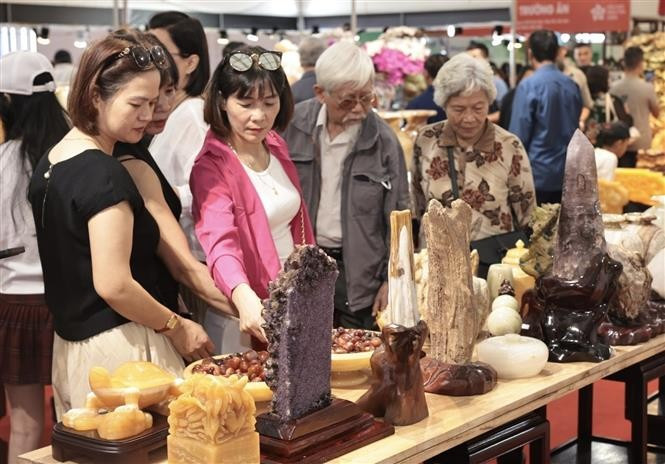La large variété de produits de grande valeur attire un grand nombre de visiteurs. Photo: Trân Viêt/VNA