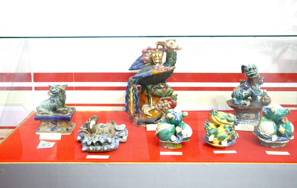 Les objets exposés sont variés.