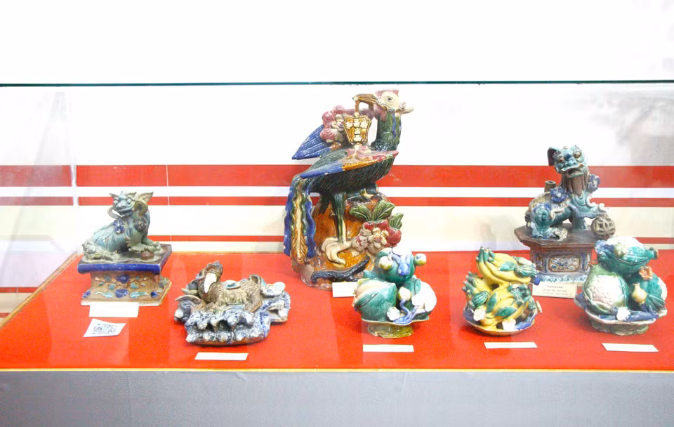 Les objets exposés sont variés.