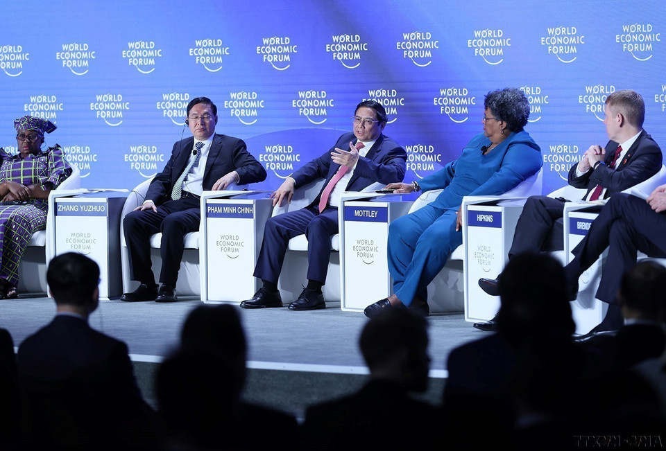 Le Premier ministre Pham Minh Chinh partage les expériences et les leçons du Vietnam dans la lutte contre la pandémie, la relance et promotion de la croissance économique lors de la session plénière "Affronter les vents contraires: relancer la croissance dans un contexte fragile", au Forum économique mondial (WEF) à Tianjin ( Chine), 27 juin 2023. Photo : VNA