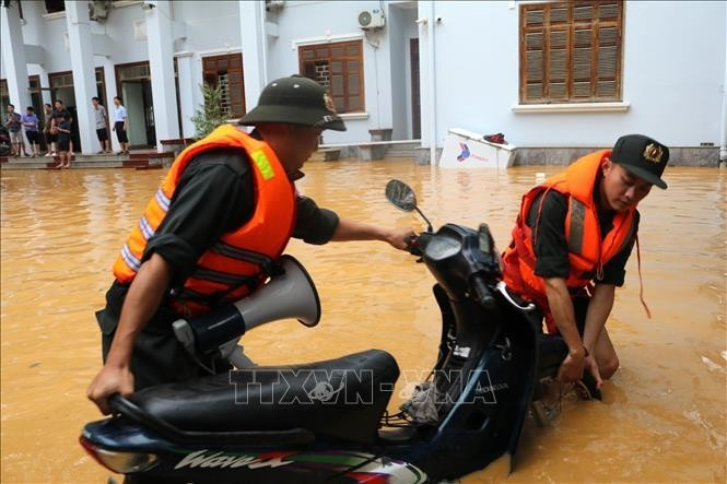 Les autorités de la province de Cao Bang aident les habitants à déménager leurs biens pendant les tempêtes et les inondations. Photo : Chu Hieu - VNA