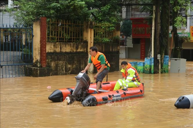 Les autorités provinciales de Cao Bang patrouillent pour surveiller la situation des inondations. Photo : Chu Hieu - VNA
