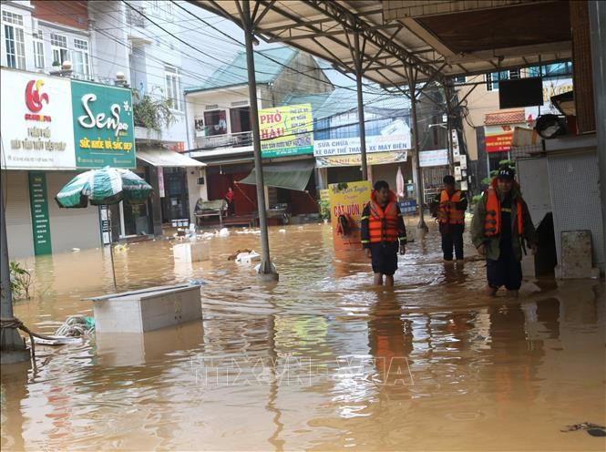 Les autorités provinciales de Cao Bang patrouillent pour surveiller la situation des inondations. Photo : Chu Hieu - VNA