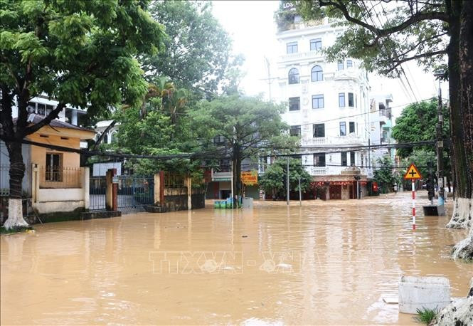 De nombreuses rues du quartier de Thuc Phan (Cao Bang) ont été profondément inondées. Photo: Chu Hieu / VNA