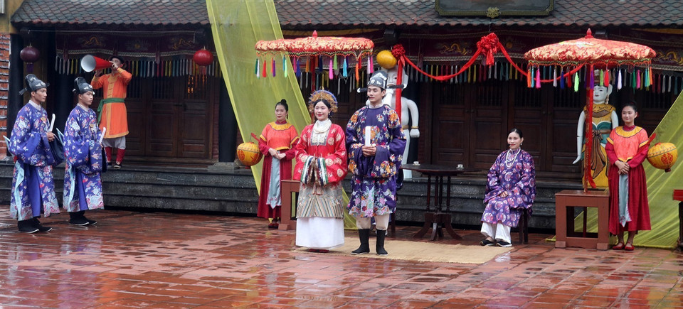 Reconstitution du rituel du "retour au pays natal pour rendre hommage aux ancêtres de ceux qui ont obtenu de grands succès à l'époque féodale" sur l'île de Phu Quôc. Photo : Le Huy Hai - VNA