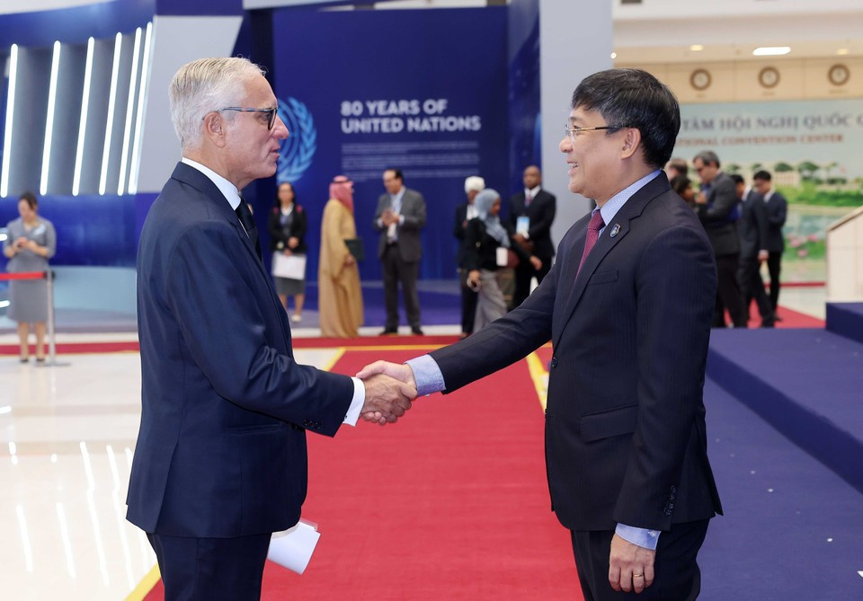 Le vice-ministre permanent des Affaires étrangères, Nguyên Minh Vu, accueille les chefs de délégation participant à la cérémonie d'ouverture à la signature de la Convention des Nations Unies contre la cybercriminalité (Convention de Hanoï). Photo : VNA