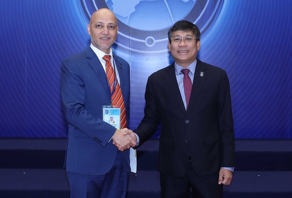 Le vice-ministre permanent des Affaires étrangères, Nguyên Minh Vu, accueille les chefs de délégation participant à la cérémonie d'ouverture à la signature de la Convention des Nations Unies contre la cybercriminalité (Convention de Hanoï). Photo : VNA