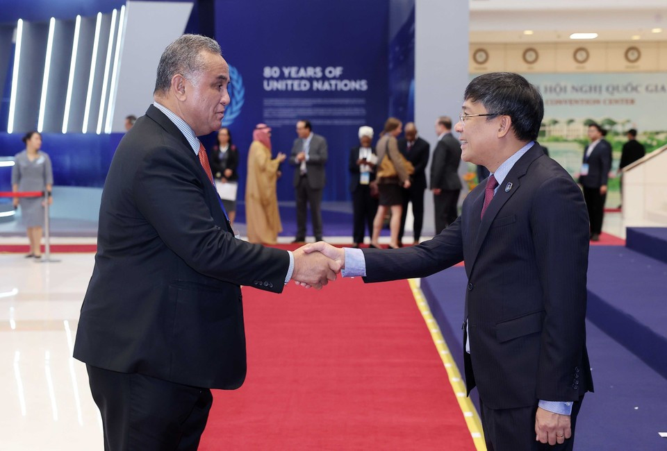 Le vice-ministre permanent des Affaires étrangères, Nguyên Minh Vu, accueille les chefs de délégation participant à la cérémonie d'ouverture à la signature de la Convention des Nations Unies contre la cybercriminalité (Convention de Hanoï). Photo : VNA