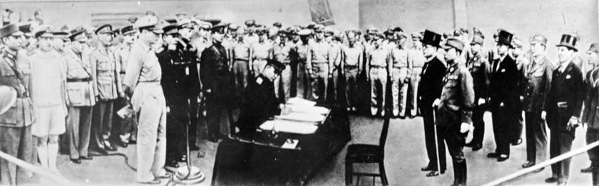 Le 2 septembre 1945, à bord du cuirassé américain USS Missouri, le ministre japonais des Affaires étrangères, Mamoru Shigemitsu, signe l’acte de capitulation sans condition devant l’Union soviétique et les Alliés, mettant officiellement fin à la Seconde Guerre mondiale. Photo : Archives internationales/VNA