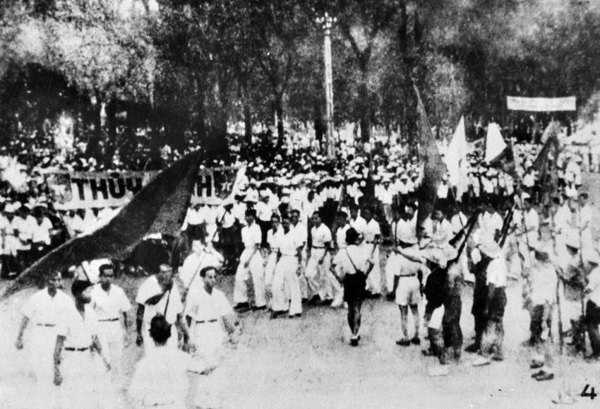 L’insurrection générale d’Août s’est déroulée et a remporté la victoire rapidement en quinze jours (du 14 au 28 août 1945), les victoires de Hanoï (19 août), Huê (23 août) et Saïgon (25 août) ayant une signification décisive. Sur la photo : les habitants de Saïgon répondent à l’Appel à l’insurrection générale lancé par le Comité central du Parti et le Président Hô Chi Minh. Photo : Archives de la VNA