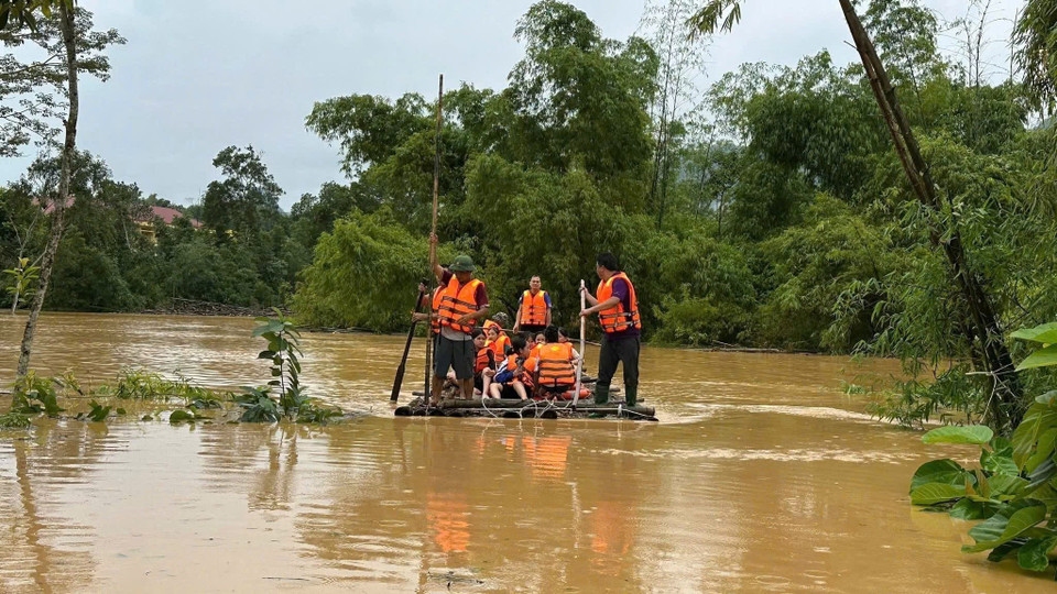 À 15h40 le 7 octobre, environ 100 élèves avaient déjà été évacués vers un lieu sûr grâce au soutien des forces compétentes et des enseignants. Les opérations d’évacuation se poursuivent. Photo: VNA