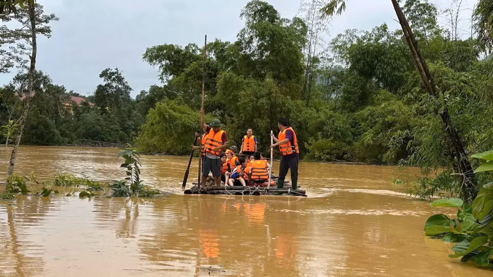 À 15h40 le 7 octobre, environ 100 élèves avaient déjà été évacués vers un lieu sûr grâce au soutien des forces compétentes et des enseignants. Les opérations d’évacuation se poursuivent. Photo: VNA