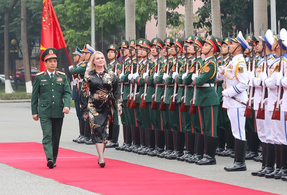 Le ministre de la Défense Phan Van Giang préside la cérémonie d'accueil de son homologue tchèque Jana Cernochova, en visite officielle au Vietnam et pour participer au Salon international de la défense 2022. Photo : Trong Duc - VNA