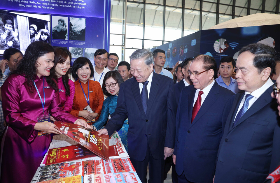 Le secrétaire général Tô Lâm, l’ancien secrétaire général Nông Duc Manh et le président de l’Assemblée nationale Trân Thanh Mân, accompagnés de délégués, visitent l’espace d’exposition de la VNA lors de la célébration du 100ᵉ anniversaire de la Presse révolutionnaire vietnamienne (21 juin 2025). Photo: VNA