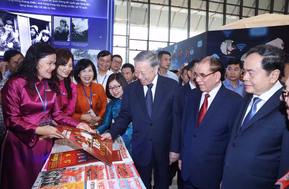 Le secrétaire général Tô Lâm, l’ancien secrétaire général Nông Duc Manh et le président de l’Assemblée nationale Trân Thanh Mân, accompagnés de délégués, visitent l’espace d’exposition de la VNA lors de la célébration du 100ᵉ anniversaire de la Presse révolutionnaire vietnamienne (21 juin 2025). Photo: VNA