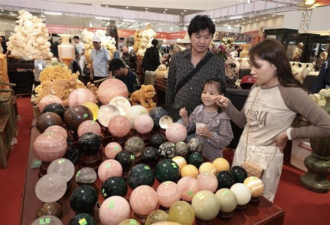 La foire présente une grande variété de produits réalisés à partir de pierres précieuses. Photo: Trân Viêt/VNA