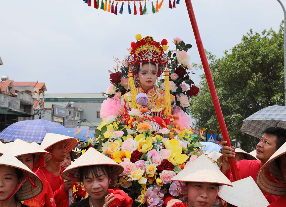 La "Cô Tướng" (femme-générale) est portée en procession par les habitants.