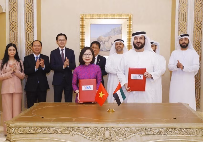 La coopération opérationnelle avec plus de 40 partenaires étrangers contribue efficacement à la communication extérieure. Sur la photo : la directrice générale adjointe de la VNA Doàn Thi Tuyêt Nhung et le directeur général de l’Agence de presse Emirates (WAM) des Émirats arabes unis, Mohamed Jalal Al Rayssi, lors de la signature de l’accord de coopération opérationnelle (04 mai 2023). Photo : VNA