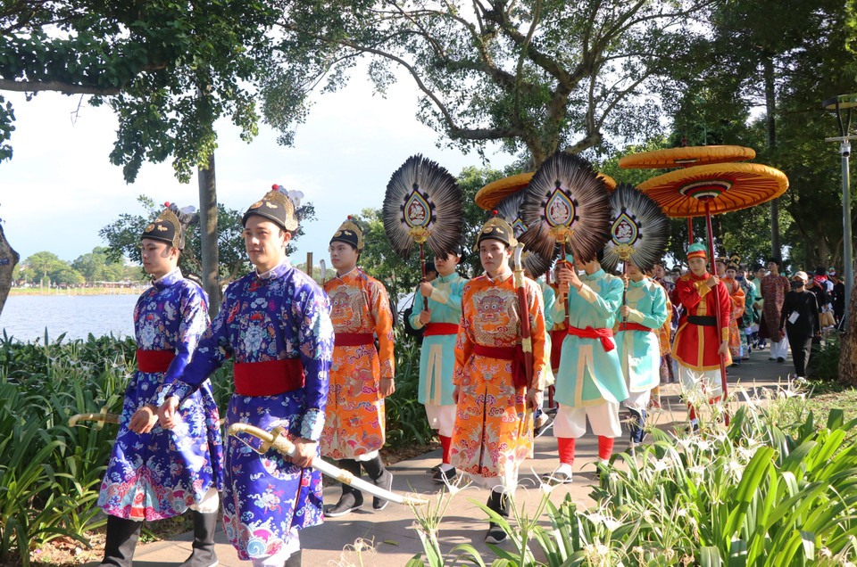 Ce défilé de costumes traditionnels d'antan s'inscrivqait dans le cadre des activités de la Semaine de l'ao dai communautaire de Huê 2025.