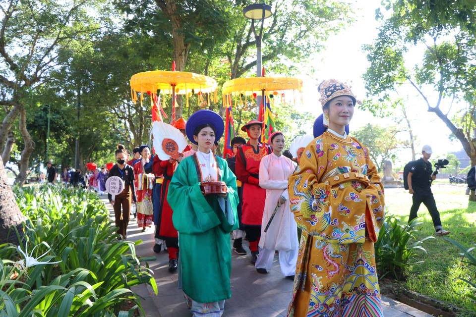 Le défilé de costumes traditionnels vietnamiens, qui a rassemblé plus de 1 000 participants, a animé plusieurs rues principales du centre de Huê.