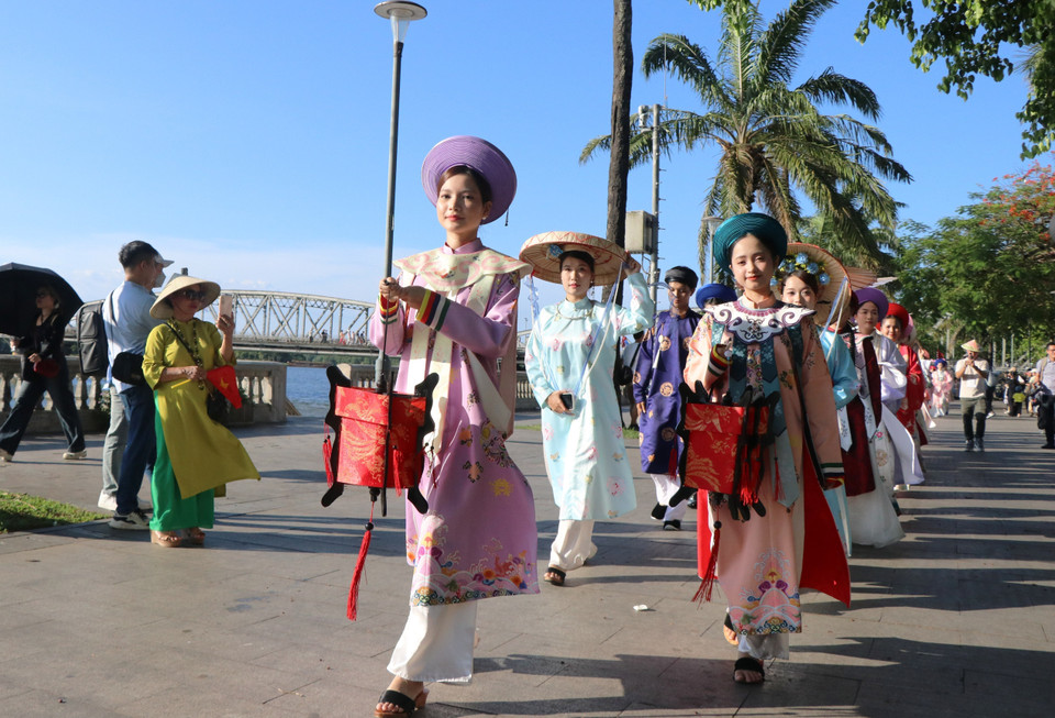 Les costumes traditionnels jouent toujours un rôle significatif dans la culture vietnamienne contemporaine.
