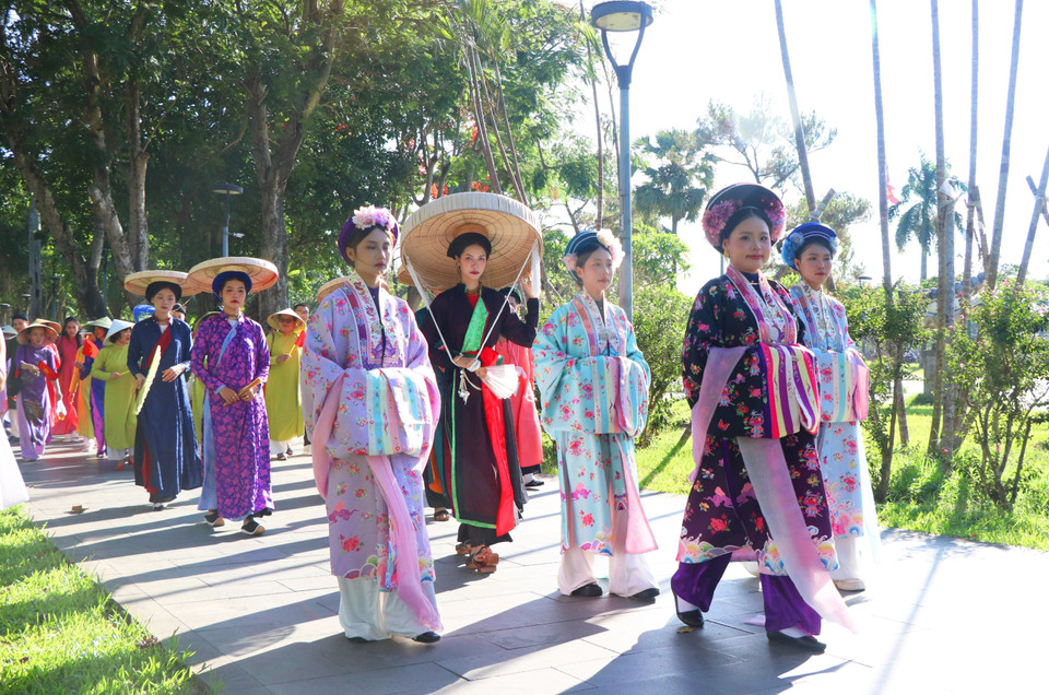Le défilé a mis en valeur la beauté et la quintessence culturelle de l'ao dai vietnamien.
