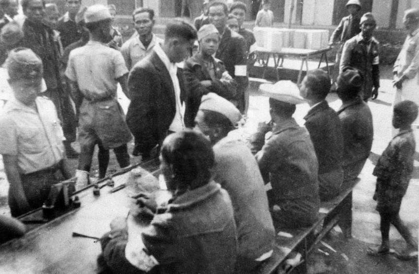 À peine cinq mois après avoir conquis l’indépendance, répondant à l’appel du Président Hô Chi Minh, et animés par l’esprit patriotique et l’enthousiasme de la Révolution d’Août, tous les citoyens vietnamiens âgés de 18 ans et plus, à travers l’ensemble du pays, sans distinction de sexe, de richesse, d’ethnie ou de religion, participèrent aux premières élections générales, organisées selon les principes démocratiques les plus progressistes, pour élire l’Assemblée nationale. Photo : Bureau de vote lors des élections générales du 6 janvier 1946. Archives de la VNA