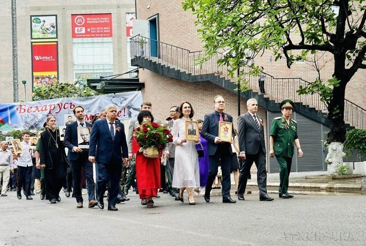 Des participants au défilé du "Régiment immortel", en hommage aux victimes de la Grande Guerre patriotique, organisée par l’ambassade de Russie au Vietnam et le Centre russe des sciences et de la culture à Hanoï (3 mai 2024). Photo : VNA