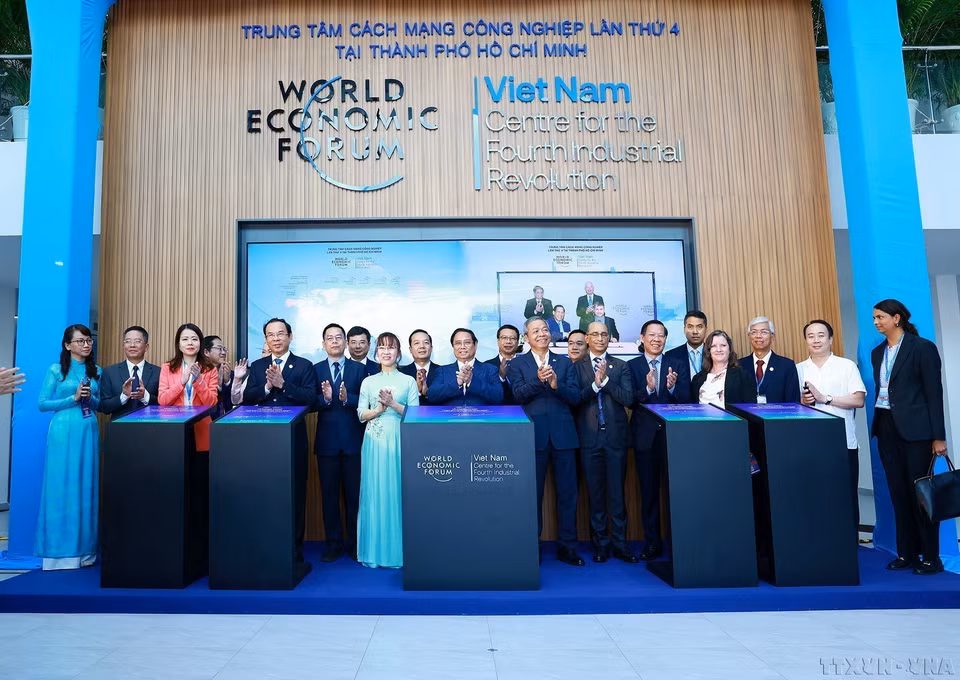 Le matin du 25 septembre 2024, le Premier ministre Pham Minh Chinh (centre) assiste à la cérémonie d'inauguration du Centre pour la quatrième révolution industrielle (C4IR) à Hô Chi Minh-Ville. C4IR est le résultat de la coopération entre le gouvernement vietnamien et le WEF pour la période 2023-2026. Le Centre est le deuxième C4IR du réseau mondial des 19 C4IR du WEF. Photo : VNA