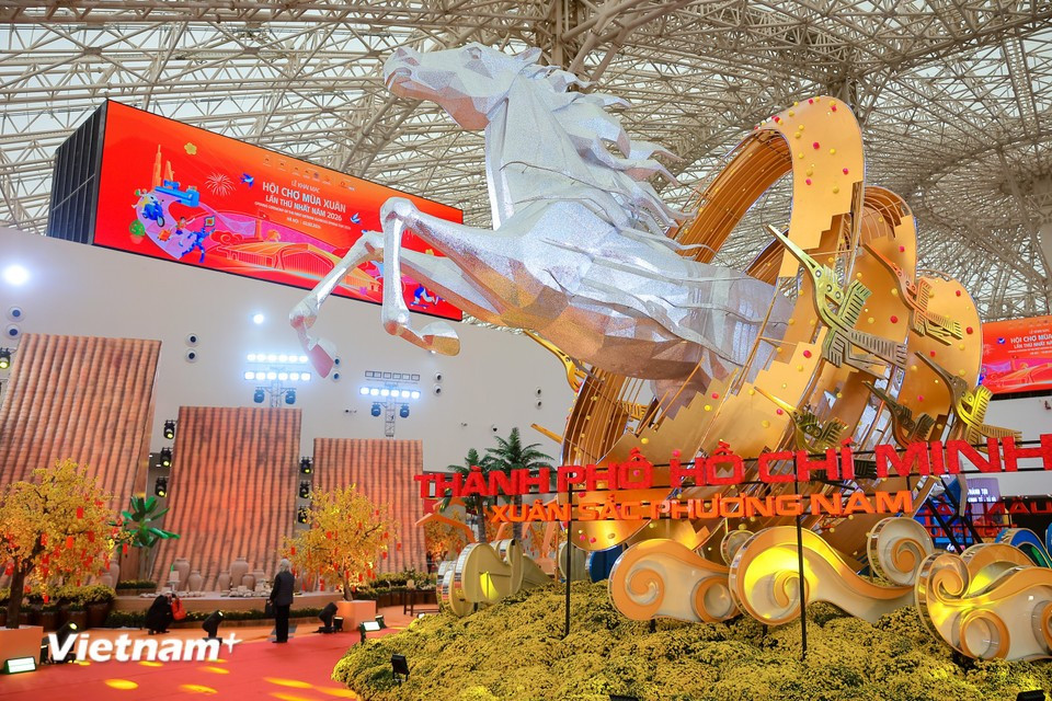 La Foire nationale du Printemps 2026 se tient du 2 au 13 février à Dong Anh, à Hanoï, avec plus de 3 000 stands. Cet événement majeur de promotion commerciale vise à stimuler la consommation, valoriser les marques vietnamiennes et renforcer les échanges internationaux à travers des espaces dédiés aux produits agricoles, au textile et à la culture. Photo : Hoài Nam/Vietnam+