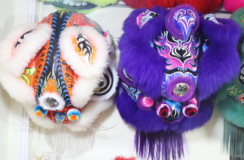 Grandes têtes de lion multicolores réalisées par Truong Nhu Rem, dans le quartier de Phu Xuân à Huê. Photo: Nguyên Ly/VNA