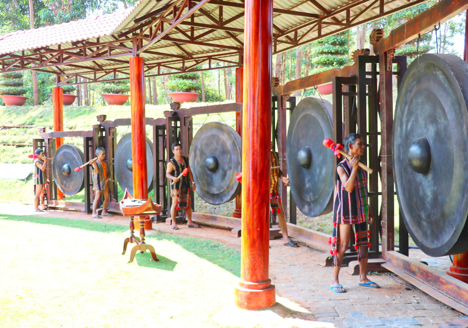 Démonstration de gong dans la zone de préservation culturelle de l'ethnie minoritaire S'tiêng, située dans la commune de Bom Bo, province de Dông Nai.