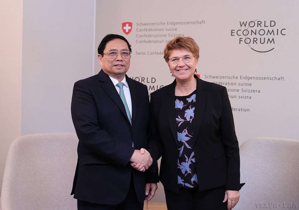 Le Premier ministre Pham Minh Chinh rencontre la présidente de la Confédération suisse, Viola Amherd, lors de sa participation à la 54e réunion annuelle du Forum économique mondial (WEF) à Davos, en Suisse, le 17 janvier 2024. Photo : VNA