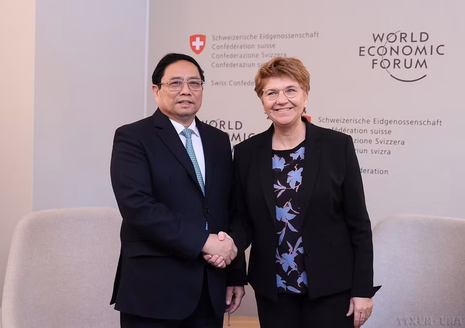 Le Premier ministre Pham Minh Chinh rencontre la présidente de la Confédération suisse, Viola Amherd, lors de sa participation à la 54e réunion annuelle du Forum économique mondial (WEF) à Davos, en Suisse, le 17 janvier 2024. Photo : VNA