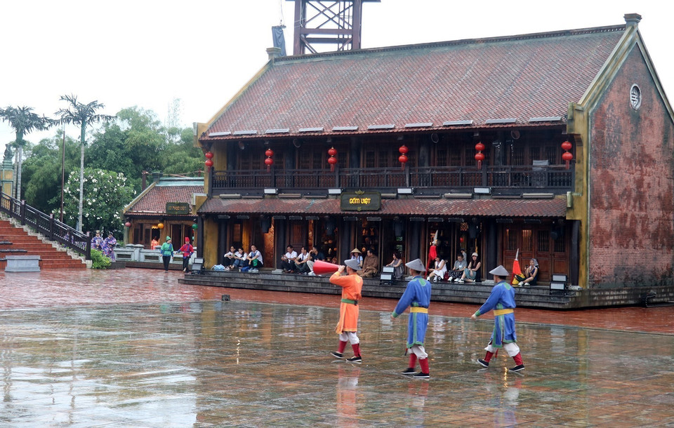 Reconstitution de la scène du "gong du village annonçant le retour des nouveaux diplômés pour honorer leurs ancêtres à l'époque féodale" sur "l'île aux Perles" de Phu Quôc. Photo : Le Huy Hai - VNA