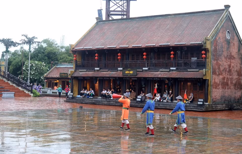 Reconstitution de la scène du "gong du village annonçant le retour des nouveaux diplômés pour honorer leurs ancêtres à l'époque féodale" sur "l'île aux Perles" de Phu Quôc. Photo : Le Huy Hai - VNA